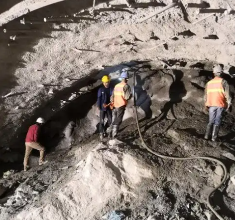 兴宾拱顶带模注浆料的施工流程及注意事项